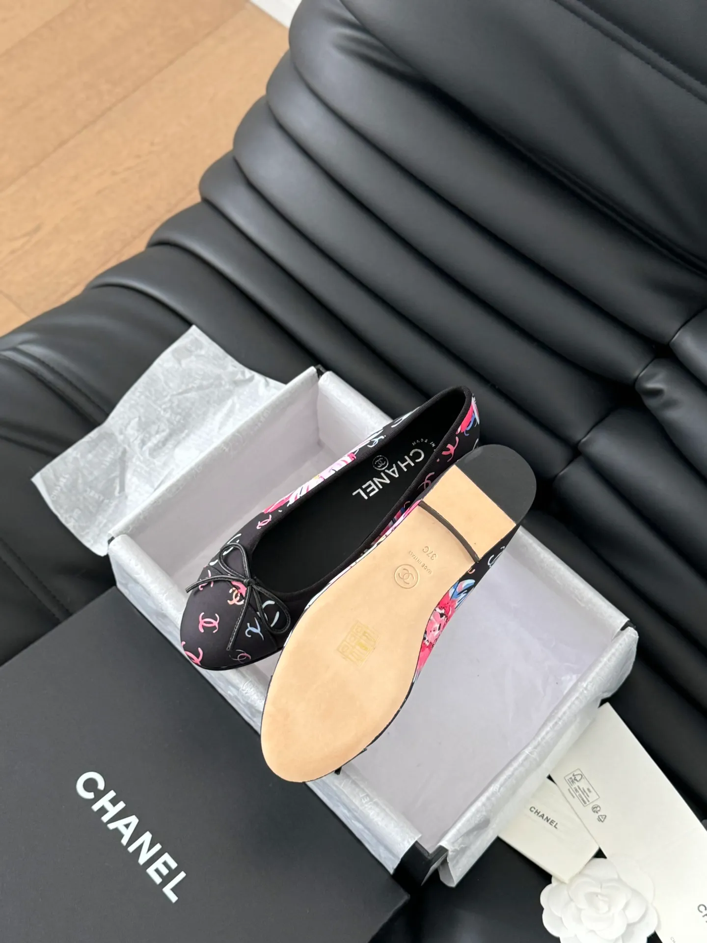 👟👟Ex-factory price 480👟👟 Purchasing-grade Chanel new color ballet shoes, original 1:1 replica, a classic among classics, perfect whether paired with trousers or skirts. The small round toe design is very good at modifying the foot shape, a must-have for little fairies! Heel height: 2.5cm Size: 35-41 (40/41/42/43 customized, non-refundable)
